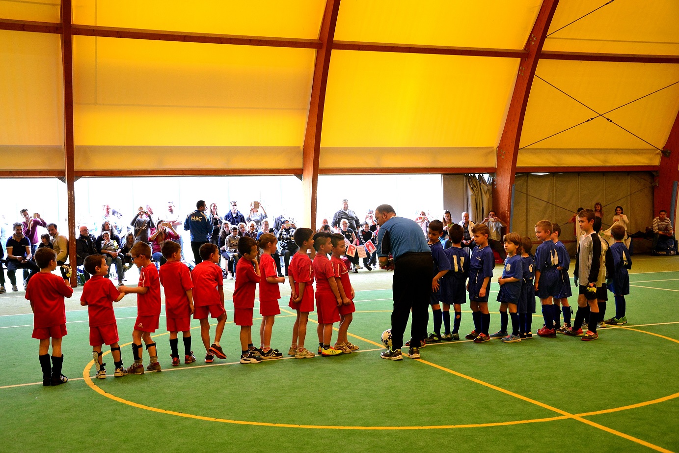 tutti in campo schierati ridotta